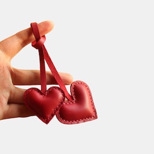Charm para bolso de cuero con forma de corazón / Llavero de cuero / Charm para bolso / Charm para bolso con forma de corazón / Colgante con forma de corazón / Accesorios para bolso.