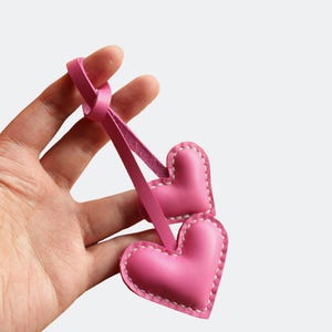 Charm para bolso de cuero con forma de corazón / Llavero de cuero / Charm para bolso / Charm para bolso con forma de corazón / Colgante con forma de corazón / Accesorios para bolso.