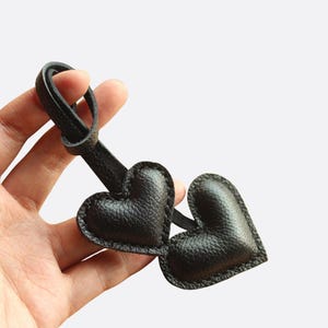 Charm para bolso de cuero con forma de corazón / Llavero de cuero / Charm para bolso / Charm para bolso con doble corazón / Colgante de corazón / Accesorios para bolso.