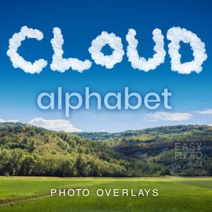 Puede incluir: Una superposición de foto de la palabra "CLOUD" escrita en nubes blancas sobre un fondo de cielo azul. La palabra "alphabet" está escrita en blanco debajo de las nubes. La imagen también incluye un campo de hierba verde y una línea de árboles en el fondo. El texto "PHOTO OVERLAYS" está escrito en blanco en la parte inferior de la imagen.