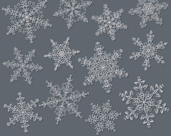 Peut inclure: Un ensemble de 12 illustrations de flocons de neige blancs avec des motifs complexes. Les flocons de neige sont isolés sur un fond gris. Le texte "snowflakes clipart" est en bas de l'image.