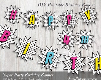Peut inclure: Bannière d'anniversaire imprimable sur le thème de la bande dessinée. La bannière dit "Joyeux 4ème anniversaire" en lettres colorées sur un fond blanc à pois. Les lettres sont en gras, dans une police de caractères de bande dessinée.