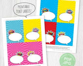 Peut inclure: Étiquettes de tente imprimables avec des effets sonores de bande dessinée. Les étiquettes présentent des bulles de dialogue avec les textes "Kapow!", "Zap!", "Boom!". Le fond est divisé en panneaux bleus, jaunes, rouges et roses avec des motifs radiaux. Les étiquettes mesurent 21,59 x 27,94 cm.