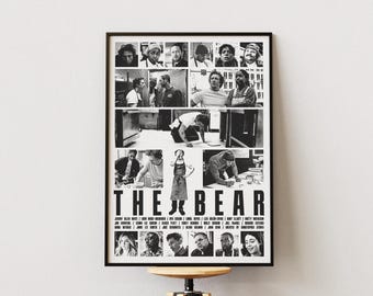 Puede incluir: Un póster en blanco y negro con un collage de imágenes del reparto de la serie de televisión "The Bear". El póster presenta el título "The Bear" en letras blancas en negrita. Los miembros del reparto aparecen en varias escenas de la serie, incluyendo la cocina, el restaurante y la calle.