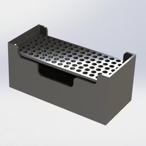 Puede incluir: Una caja de almacenamiento de metal gris con una bandeja de metal perforada extraíble. La bandeja tiene un patrón de cuadrícula de pequeños agujeros.