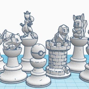 Puede incluir: Un conjunto de piezas de ajedrez blancas con personajes de Pokémon. Las piezas incluyen un rey, una reina, una torre, un caballo, un alfil y un peón. Las piezas están hechas de plástico blanco y están diseñadas para parecerse a los personajes de Pokémon.
