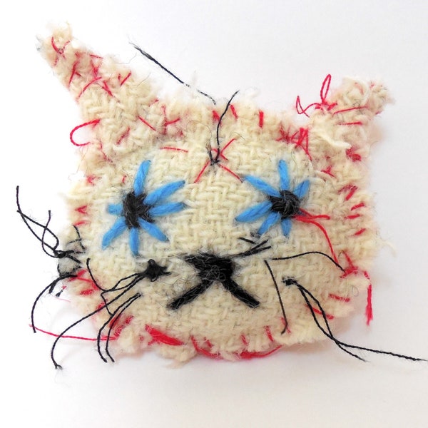 Messy kitty cat brooch