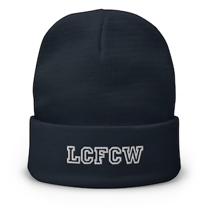 Pode incluir: Um gorro azul marinho com um logotipo branco bordado que diz "LCFCW".