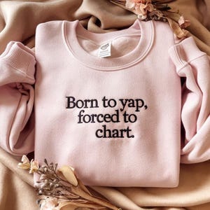 Geborduurd Born To Yap Forced to Chart Sweatshirt, verpleegkundige geborduurd sweatshirt, Born to Yap verpleegkundige shirt, afstudeercadeau, cadeau voor verpleegkundige