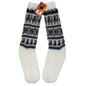 HANDGEMAAKTE ANDEAN ALPACA over de kuit witte sokken