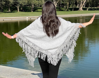 ANDEAN ALPACA BABY alpaca artesanal feminina cinza claro triangular xale capa M