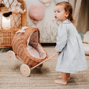 Handgemaakte kinderwagen van natuurlijk riet, poppenwagen van riet, esthetische speelgoedkinderwagen, natuurlijke poppenwagen, cadeau-idee voor de eerste of tweede verjaardag