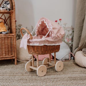 Rieten roze kinderwagen voor pop, kinderwagen speelgoed in vintage stijl, natuurlijk stijlvol kerstcadeau idee voor klein peutermeisje, uniek boho ontwerp