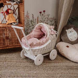 Premium Wicker Kinderwagen voor Pop, Roze kleur Vintage stijl Babywagen speelgoed voor Peuters, Eco Kinderwagen, 1e 2e Verjaardagscadeau voor een klein meisje