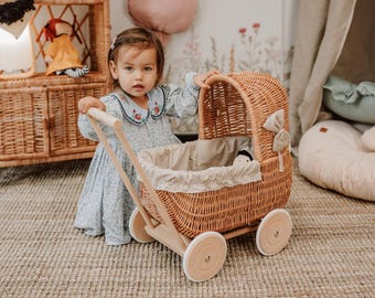 Natural Wicker Pram with Handle and Cotton Bedding for Doll, Toddler Girl Gift