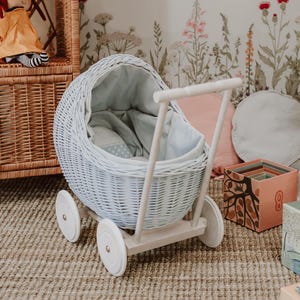Rieten baby geschilderde koets, baby blauwe pop kinderwagen voor meisje, poppen kinderwagen speelgoed, natuurlijke poppenwagen, perfect cadeau voor de 1e 2e verjaardag
