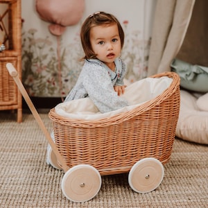 Rieten premium kinderwagen voor pop, speelgoedkinderwagen met handvat & crème katoenen kant beddengoed, peutercadeau, Montessori vintage stijl speelgoed voor meisje