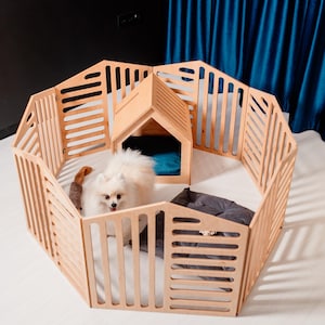 Houten hondenbox: lichte puppykennel met omheining