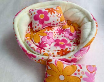 Cama aconchegante de lã com estampa floral e mini travesseiros combinando, ideal para porquinhos-da-índia, chinchilas e outros animais de estimação.