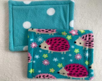 Igel Polar Fleece Meerschweinchen Töpfchen Unterlage, Kleine Käfigeinlage (30 cm x 23 cm)
