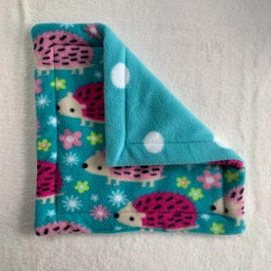 Igel Print Polar Fleece saugfähige Töpfchen Pads für Käfige, Lap Liner für kleine Haustiere, 4 Größen zur Auswahl von Gizmo & Co