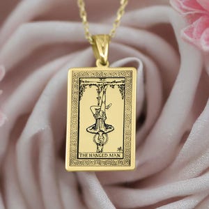 Tarotketting gehangene – sterlingzilveren overgavehanger, goddelijke timing sieraden, cadeau spirituele pauze, gegraveerde talisman