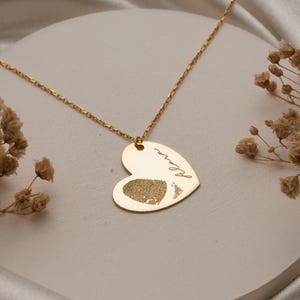 Spersonalizowany naszyjnik w kształcie serca z odciskiem palca: grawerowana biżuteria z pozłacanym i srebrnym imieniem