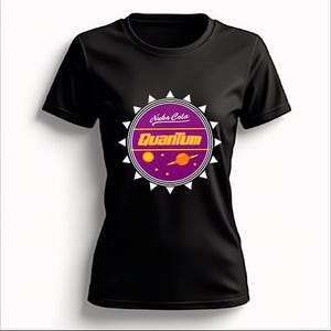 Könnte beinhalten: Schwarzes T-Shirt mit einem kreisförmigen Aufdruck mit der Aufschrift "Nuka Cola Quantum". Das Design umfasst einen lila Hintergrund, gelben Text sowie einen stilisierten Planeten und Sterne. Das T-Shirt hat kurze Ärmel und einen Rundhalsausschnitt.