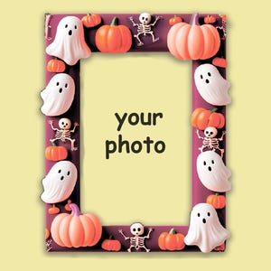 Könnte beinhalten: Ein Halloween-Fotorahmen mit einem lila Rand. Der Rahmen ist mit weißen Geistern, orangefarbenen Kürbissen und Skelettfiguren verziert. Der Text "your photo" befindet sich in der Mitte des Rahmens.