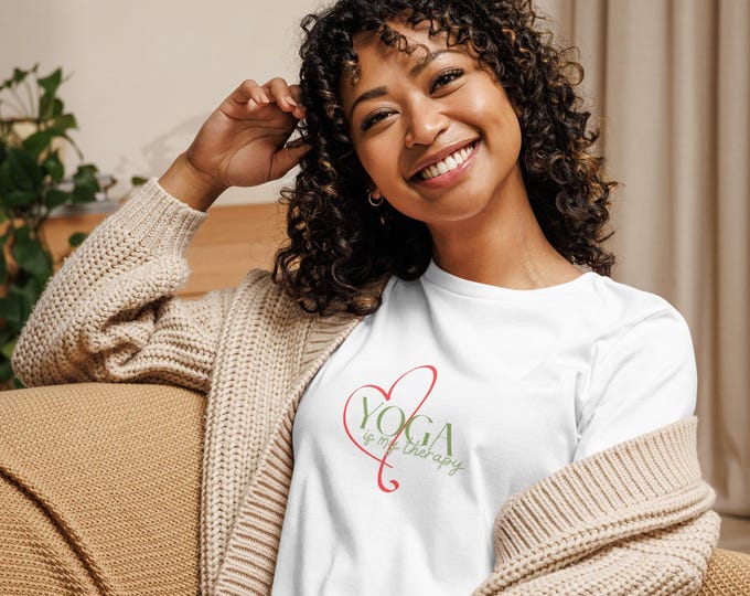 Women's Relaxed T-Shirt "Yoga is my therapy"