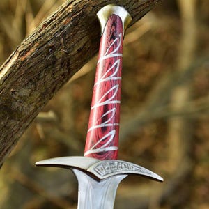Espada corta de fantasía hecha a mano y personalizada: réplica de inspiración élfica con funda de cuero y espada de cosplay. Regalo ideal para él/ella o cumpleaños.