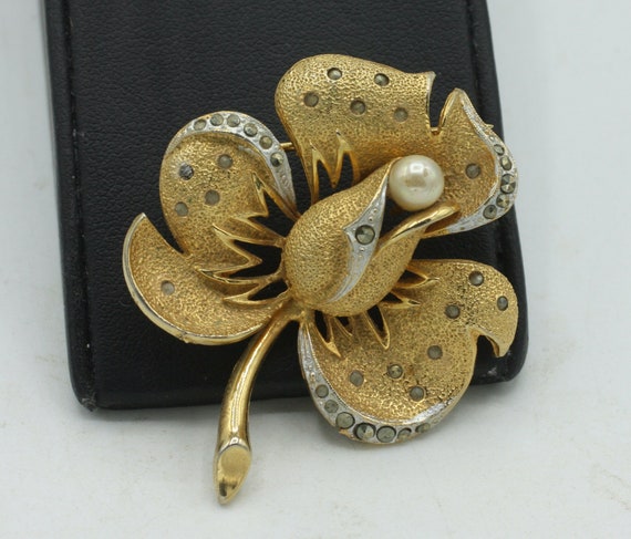 CoroCraft Marcasite and Faux Pearl Brooch Gold To… - image 4