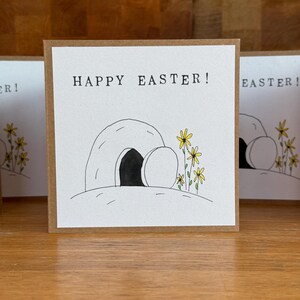 Tarjeta cristiana de Pascua: temática cristiana, diseño moderno. Tumba vacía y flores. Cada tarjeta es única y está pintada a mano.