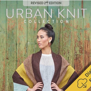 Puede incluir: Una mujer con un chal de punto colorido, con el texto "Urban Knit Collection" en la portada de un libro. El chal presenta rayas marrones, amarillas y azules. El fondo es una pared de madera verde desgastada. El libro est&aacute; etiquetado como "Digital Edition".