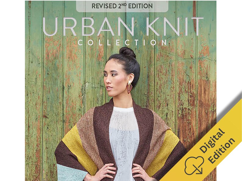 Puede incluir: Una mujer con un chal de punto colorido, con el texto "Urban Knit Collection" en la portada de un libro. El chal presenta rayas marrones, amarillas y azules. El fondo es una pared de madera verde desgastada. El libro est&aacute; etiquetado como "Digital Edition".
