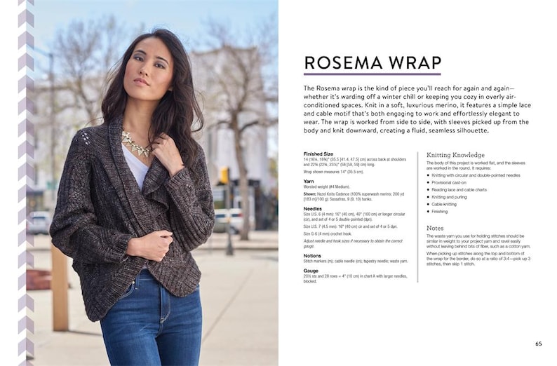 Puede incluir: Una mujer con un c&aacute;rdigan envolvente de punto marr&oacute;n oscuro con cuello chal, sobre una camiseta blanca y vaqueros azules. El c&aacute;rdigan tiene un dise&ntilde;o de punto trenzado. El texto "ROSEMA WRAP" es visible.