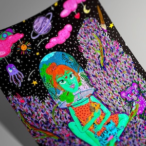 Puede incluir: Ilustración colorida de una escena espacial. Una figura de piel verde con cabello rojo está en un casco espacial, sosteniendo un pequeño animal. El fondo es negro con estrellas, planetas y un cohete rosa.