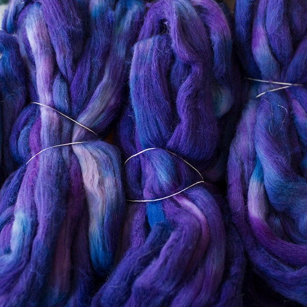 Cotton roving for spinning - Violet tonal, 1 oz