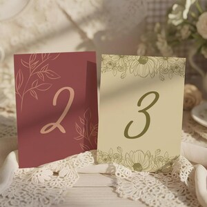 Hochzeit Tischnummern: Natürliche Blumen Erdtöne Schreibwaren Tischdekoration (Canva Editable, 5x7)