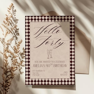 Könnte beinhalten: Eine cremefarbene Geburtstagseinladung mit dem Text "Hello Forty" in eleganter Schrift. Die Einladung hat einen bordeauxfarbenen Diamantrand und enthält Details für Amelias 40. Geburtstagsfeier.
