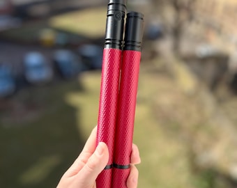 Réplica premium del disfraz de Billy Sticks y la funda de la serie de televisión del Universo Marvel de Daredevil Born Again, impresa en 3D.