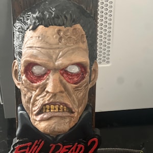 Evil Dead Ash Wall Hanging – Decorazione dettagliata ispirata al film horror – Arte murale da collezione Ash Williams per i fan di Evil Dead, decorazione horror,