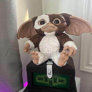Gizmo Collectible Figurine on Gremlins Movie Chest – Hand-Painted Horror Display, Perfect 80s Gift for Gremlins Fans