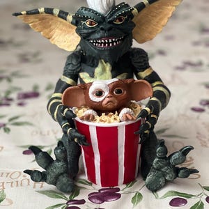 Gremlins Movie Gizmo in Popcorn Bucket | Hand-Painted 3D Collectible | 80s Horror Decor | Nostalgic Gift for Gremlins Fans | Movie Memorabil