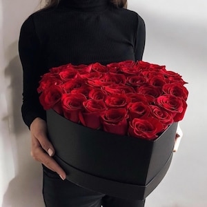 30 Red Roses Heart Box – Luxury Fresh Roses Gift Box for Her, Romantic Flower Arrangement for Valentine’s Day, Birthday, Anniversary