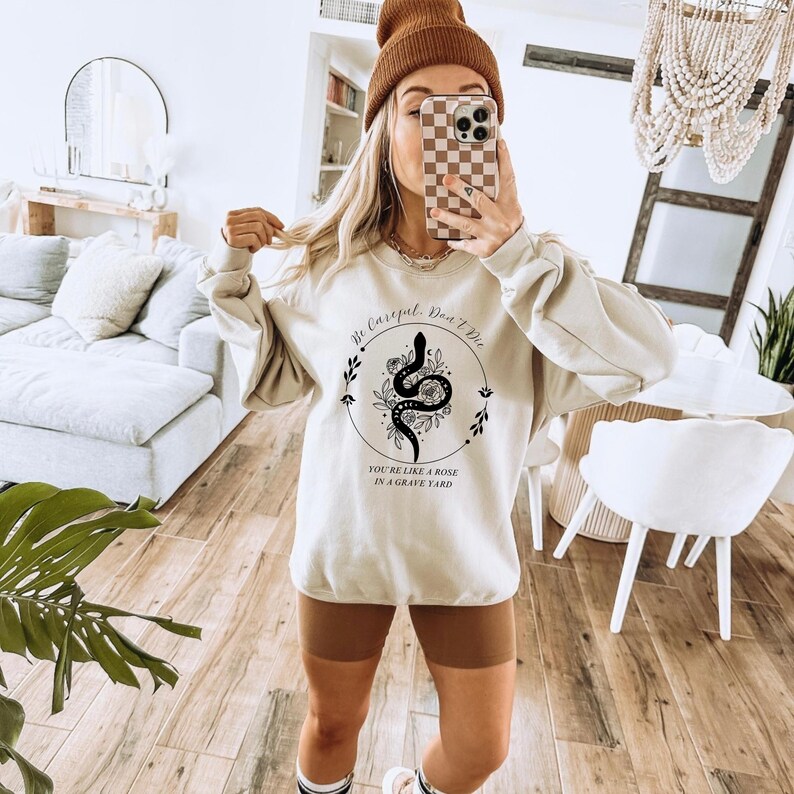 Sudadera vintage de Dramione con esposas - Merchandising literario discreto para el Día de la Madre para fans de Draco Booktok / amantes de los libros románticos Caja de regalo de primavera imagen 9