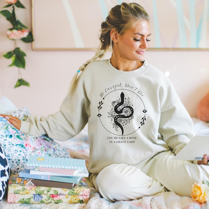 Sudadera vintage de Dramione con esposas - Merchandising literario discreto para el Día de la Madre para fans de Draco Booktok / amantes de los libros románticos Caja de regalo de primavera imagen 2