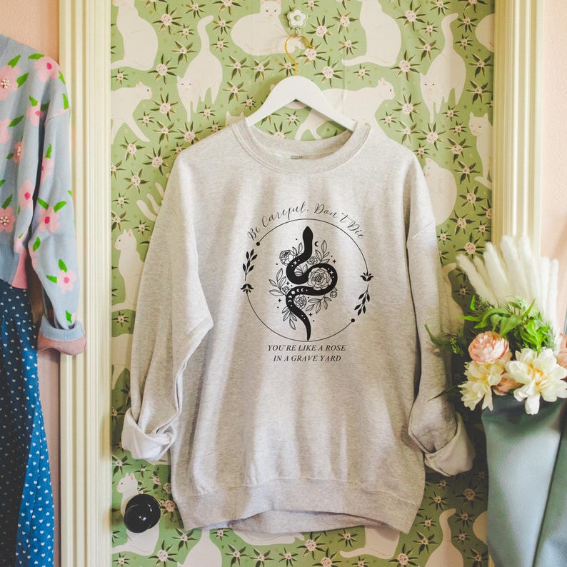 Sudadera vintage de Dramione con esposas - Merchandising literario discreto para el Día de la Madre para fans de Draco Booktok / amantes de los libros románticos Caja de regalo de primavera imagen 4