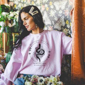 Sudadera vintage de Dramione con esposas - Merchandising literario discreto para el Día de la Madre para fans de Draco Booktok / amantes de los libros románticos Caja de regalo de primavera imagen 3
