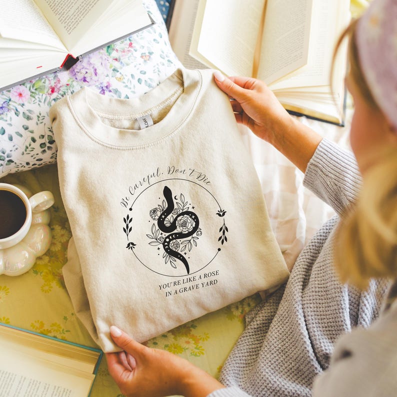 Sudadera vintage de Dramione con esposas - Merchandising literario discreto para el Día de la Madre para fans de Draco Booktok / amantes de los libros románticos Caja de regalo de primavera imagen 6
